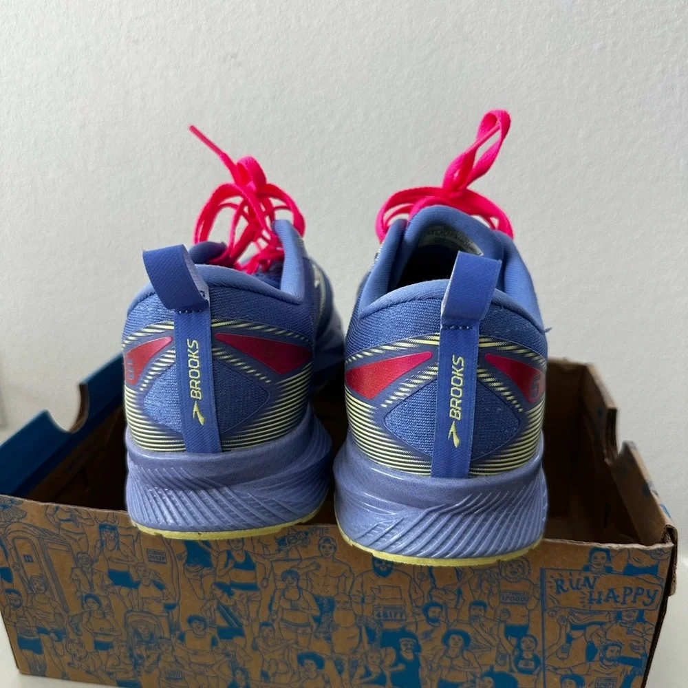 Brooks Lavender Running Shoes with Hot Pink Laces - Picture 2 of 3